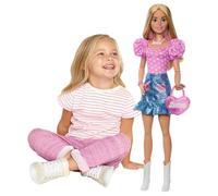 Barbie Muñeca de moda rubia de 71,1cm con ropa intercambiable, top rosa, falda vaquera, botas de cowboy, collar y bolso, HYT84