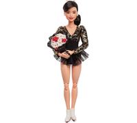 Barbie Muñeca inspiradora para mujer, Kristi Yamaguchi coleccionable en disfraz de los Juegos Olímpicos de Invierno de 1992, leotardo negro brillante y dorado y patines blancos