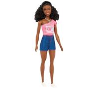Barbie Mysteries: Beach Detectives Barbie Brooklyn Muñeca de moda con conjunto característico extraíble con accesorios, como un collar, JFV64