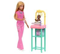 Barbie Pediatra Muñeca, muñeca de moda rubia con uniforme de médico rosa, un muñeco bebé con accesorios y muebles de bebé, JCR72