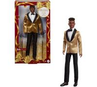 Barbie Signature 2025 - Muñeca coleccionable de Ken con pelo castaño oscuro con traje completo con chaqueta dorada en embalaje visible y soporte para muñeca