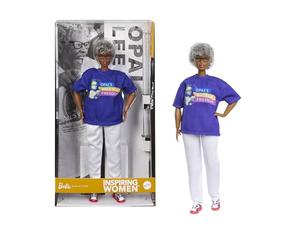 Barbie Signature Inspiring Women Muñeca Opal Lee | Muñeca de moda coleccionable con la camiseta "Opal's Walk For Freedom", incluye peana y embalaje expositivo, JJX60