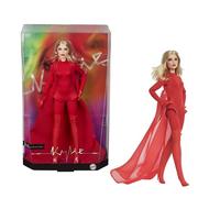 Barbie Signature Muñeca de Kylie Minogue articulada Coleccionable con la Ropa del videoclip de Padam Padam Que Consta de un Mono Rojo, Capa de Raso y Botas con Cordones, JBJ39