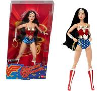 Barbie Signature Wonder Woman, muñeca Coleccionable con Soporte, Traje de Tirantes Rojo y Azul y Accesorios Dorados, como el Lazo de la Verdad, el Tocado y el cinturón, JBJ36