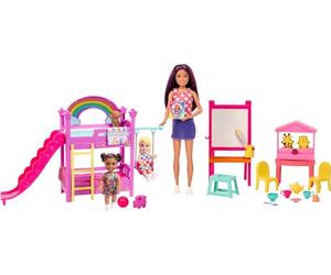 Barbie Skipper Babysitters Inc Conjunto de guardería | con 3 muñecas, muebles y más de 15 accesorios, incluye literas y caballete con cambio de color, HND18