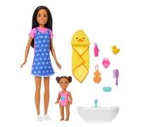 Barbie Skipper Babysitters Inc., Conjunto de Juego con muñeca Morena, niña pequeña Morena, bañera y 6 Accesorios, Incluido un Patito de Goma, JJB43