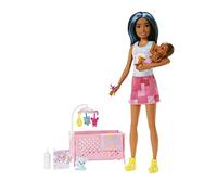 Barbie Skipper Muñeca niñera afroamericana con mechas, Cuna, bebé y Accesorios para su Cuidado, Juguete +3 años (Mattel HJY34)