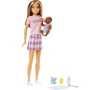 Barbie Skipper Muñeca niñera Morena con mechas, con bebé y Accesorios para su Cuidado, Juguete +3 años (Mattel HJY32)