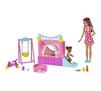 Barbie Skipper Niñera con castillo inflable Muñeca morena y muñeca niña con 10 accesorios de juguete, set de regalo + 3 años (Mattel HHB67)