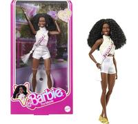 Barbie The Movie presidenta Muñeca Coleccionable Inspirada en ISSA RAE, Lleva un Conjunto de Blusa y Pantalones Cortos Blanco Brillante, muñeca con el Pelo Negro Rizado, JBJ55