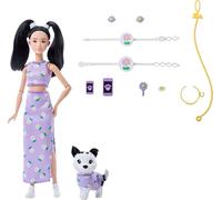 Barbie Twinning Looks Muñeca con Perro Mascota con Ropa Morada de Margaritas a Juego y Accesorios como Flores y riñoneras, Pelo Negro, JFP39