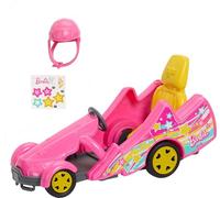 Barbie Vehículo y casco de kart rosa con asiento ajustable para adaptarse tanto a muñecas de tamaño Barbie como Stacie, ruedas giratorias y hoja de calcomanías decorativas