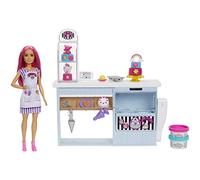 Barbie y su Pastelería Muñeca Pelo fantasía con Tienda, Juego de plastilina y Accesorios de Juguete, Regalo para niñas y niños +3 años, Multicolor (Mattel HGB73)