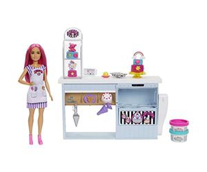 Barbie y su Pastelería Muñeca Pelo fantasía con Tienda, Juego de plastilina y Accesorios de Juguete, Regalo para niñas y niños +3 años, Multicolor (Mattel HGB73)