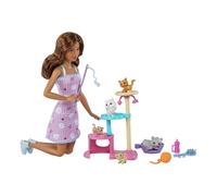 Barbie y sus Gatitos Muñeca Morena con Vestido Estampado, árbol para Gatos, Mascotas y Accesorios felinos, Juguete +3 años (Mattel HHB70)