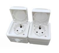 Base doble exterior IP54 16A 250V blanca, ideal para instalaciones eléctricas en exteriores, ofrece protección y resistencia a la intemperie.