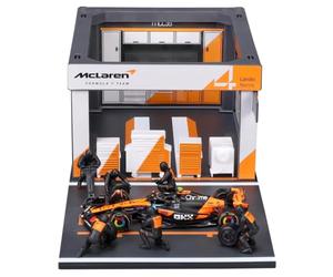 Bburago - McLaren MCL39 Norris, Set de Juego de Parada en Boxes a Escala 1:43