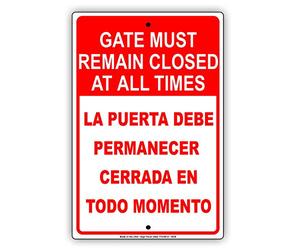 BCTS Letrero de metal divertido para exteriores con texto en inglés "Gate Remain Closed Puerta Debe Permanecer Cerrada En Todo Momento", 12 x 16 pulgadas