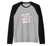 Be Nice To Me My Bestie Is Crazy Amigo protector |---- Camiseta Manga Raglan
