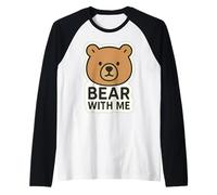 Bear with Me Funny Wordplay Juego de Palabras Frase de Broma Diciendo Cita Divertida Camiseta Manga Raglan