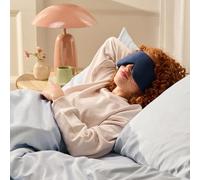 Bearaby Máscara de dormir azul medianoche de 23 x 4 pulgadas, máscara de ojos con peso para dormir de 0.75 libras, máscara de bloqueo de luz 100% para viajes y descanso, tela suave y sedosa para un