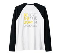 Believe There Is Light In Darkness Jesús Cross Art ON Back Camiseta Manga Raglan