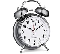 Bernhard Products - Reloj despertador analógico de 4 pulgadas con doble campana, silencioso, de cuarzo, funciona con pilas, extra alto con luz de fondo para mesita de noche, retro (cromo plateado)