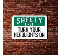 BESTORLOVE Cartel de aluminio con texto en inglés «Safety First Turn Your Headlights on» de aluminio, divertido letrero sarcástico de 8 x 12 pulgadas, resistente al viento, para decoración del hogar