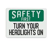 BESTORLOVE Cartel de metal con texto en inglés "Safety First Turn Your Headlights on", letrero de metal para pared, aviso de atención, divertido letrero sarcástico de 12 x 16 pulgadas, fácil de montar