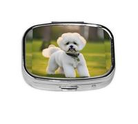 Bichon Frise - Pastillero cuadrado con estampado de perro sobre la hierba, pastillero de 2 compartimentos, pastillero portátil para viajes en casa