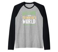 Bienvenido a My Teenager's World Dad Just Lives in It Teen Dad Camiseta Manga Raglan