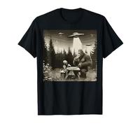 Bigfoot and Alien Eating Pizza Under UFO Lights Camiseta