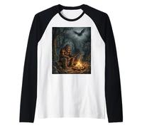 Bigfoot Campfire Cryptid Bosque Escena Nocturna Camiseta Manga Raglan