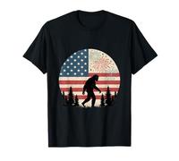 Bigfoot celebra bajo el 4 de julio fuegos artificiales y bandera de Estados Unidos Camiseta