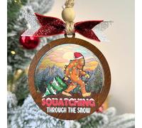 Bigfoot Squatchin' Through The Snow Suncatcher - Adorno de Navidad divertido y feo para árbol de Navidad, adornos de madera para regalo de broma (aplastante)