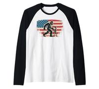 Bigfoot y alien tomados de la mano fondo de la bandera americana Camiseta Manga Raglan