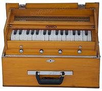 BINA 23B Deluxe, Harmonium, 2 1/2 octavas, 32 llaves, pequeño, portátil, compacto, cañas especiales, Safri, color natural, bolsa, libro, Kirtan, instrumento musical indio (PDI- DAA)