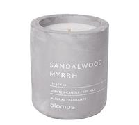 Blomus -Fraga 65652 - Vela perfumada S de cera de soja, microchip, aroma característico de hormigón, aroma a madera de arena Myrrh, 24 h de combustión (alto x ancho x profundidad: 8 x 6,5 x 6,5 cm