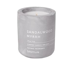 Blomus -Fraga 65652 - Vela perfumada S de cera de soja, microchip, aroma característico de hormigón, aroma a madera de arena Myrrh, 24 h de combustión (alto x ancho x profundidad: 8 x 6,5 x 6,5 cm