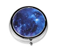 Blue Galaxy. Este pequeño pastillero redondo es un organizador portátil de medicamentos de viaje con tres compartimentos para almacenar medicamentos diarios.