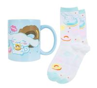 Blue Sky Studios Hello Kitty Cute - Juego de taza y calcetines, taza de cerámica de 350 ml, calcetines Kawaii tamaño 4-7, regalos coleccionables de Hello Kitty, Cinnamoroll