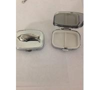 Blue Whale R42 hecho de fino peltre inglés en un pastillero rectangular de metal plateado de viaje