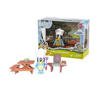 Bluey - Family BBQ Mini Playset, Set de Juguete con Barbacoa y Mesa de Picnic y Accesorios, 1 Figura articulada del Perrito de la Serie de Dibujos, para niños y niñas Desde 3 años, Famosa (BLY10200)