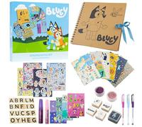 Bluey Kit Scrapbooking Niños, Creative Set con Pegatinas, Letras de Madera, Sellos, Tinta, Resplandecer y Scrapbooking Materiales, Regalo Niños (Multi Scrapbook)