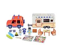 Bluey - Set Family Cruiser + Campervan, Playset Conjunto de Coche de la Familia Caravana de Vacaciones, con 3 Figuras, 10 Accesorios y Pegatinas Decorativas, 3 años Famosa (BLY53000)
