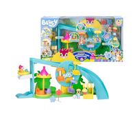 Bluey - Theme Park, Parque Temático, Parque Acuático con 2 Toboganes y Accesorios, Incluye Figurita Bingo, Puesto de Piruletas y Más, Famosa (BLY84000)