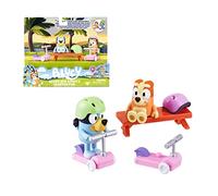 Bluey - Vehículos Scooters, con 2 Figuras de los protagonistas de la Serie, Bingo la Hermana de Blue, y de Accesorios 2 patinetes Scooter con Ruedas y 2 Cascos, +3 años de Edad, Famosa (BLY12100)