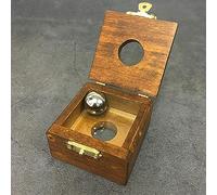 Bola de acero a través del vidrio, trucos mágicos, bola de metal, penetra en vidrio sólido en caja de madera, penetración, magia, primer plano, ilusiones, accesorios de truco