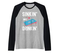 Bolsa de frijoles divertida para hundir y beber Cornhole Camiseta Manga Raglan