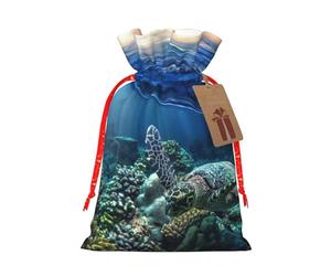 Bolsa de Navidad con cordón de impresión de tortuga marina flotando hacia arriba y sobre coral, con etiqueta de papel kraft de 4.7 x 6.9 pulgadas, para envolver regalos de Halloween